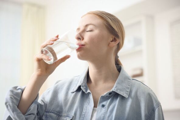 STA ONDA FUNKCIONISE   stock-photo-young-woman-drinking-water-from-glass-at-home-2653134623.jpg