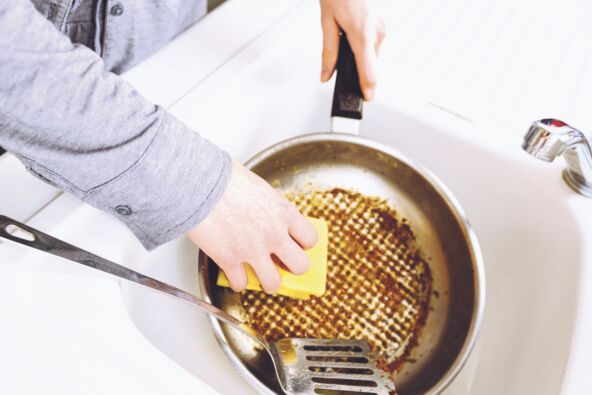 SKIDAJU ZAGORELU HRANU U POSUDJU  stock-photo-woman-s-hand-washes-burnt-greasy-frying-pan-with-kitchen-washcloth-in-sink-dirty-dishes-with-burnt-2255577741.jpg