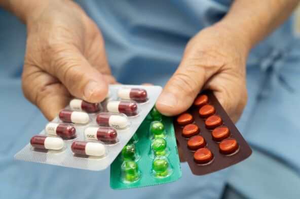 KOJI SE PIJU NA PRAZAN ZELUDAC  stock-photo-asian-elderly-woman-holding-pill-drug-in-hand-strong-healthy-medical-2781306723.jpg