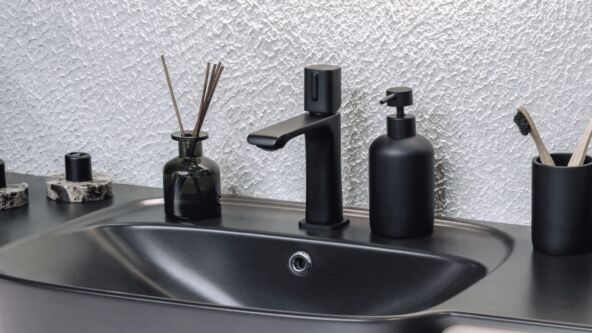 CRNE ILI TAMNOPLAVE SLAVINE  stock-photo-a-black-sink-with-a-black-faucet-and-soap-dispenser-a-bottle-of-soap-is-on-the-counter-next-to-the-2495068533.jpg