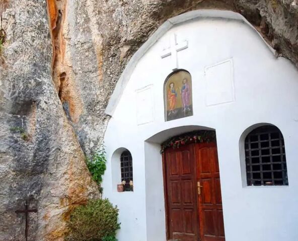 Crkva Svetih apostola Petra i Pavla.jpg