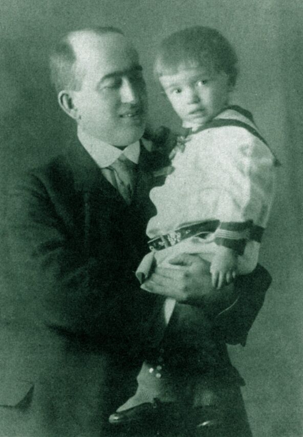 Milutin sa sinom Vasilijem (koji ima 2 godine) - arhiva Udruženja M. Milanković, Beograd.jpg