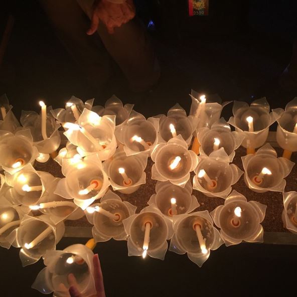 svece-za-poginule-u-cunamiju-na-tajlandu.jpg