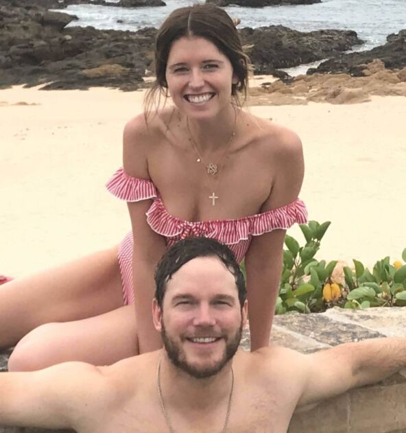 Kris Prat na plaži sa suprugom