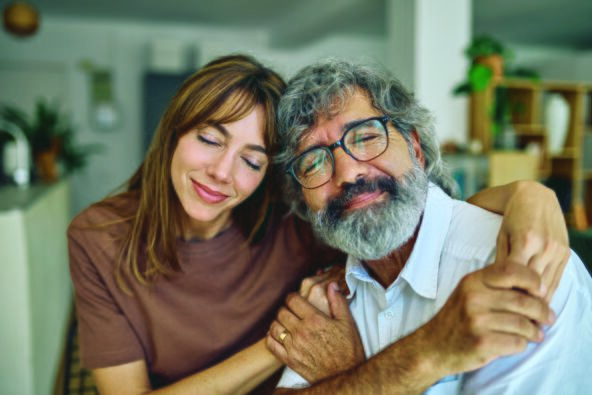 NERASKIDIVA VEZA  stock-photo-happy-adult-daughter-hugging-her-senior-father-with-closed-eyes-showing-love-and-care-in-a-cozy-2673544269.jpg