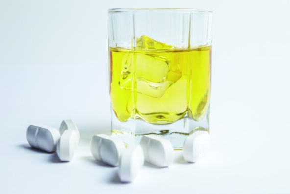 ALKOHOL  stock-photo-danger-of-mixing-alcohol-and-pills-2594792539.jpg