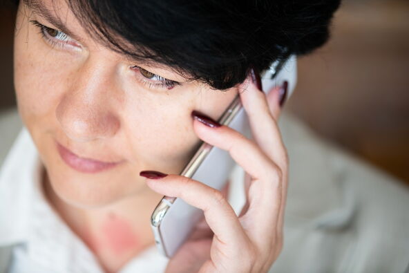 Žena priča na telefon.jpg