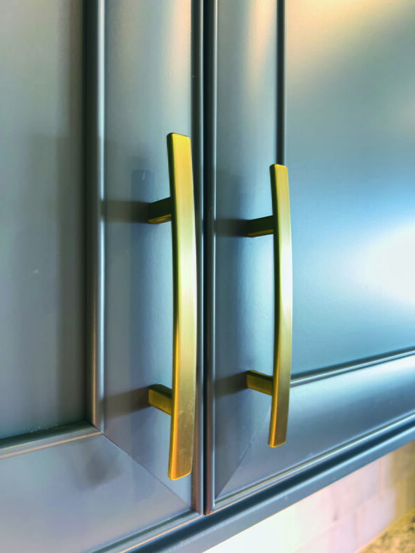 3     stock-photo-a-close-up-view-of-modern-gold-handles-on-dark-kitchen-cabinets-the-handles-have-a-sleek-brushed-2676213367.jpg