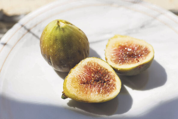 SMOKVE   stock-photo-fresh-figs-on-a-white-plate-with-one-whole-and-one-sliced-depicting-their-juicy-interior-in-warm-2678070635.jpg