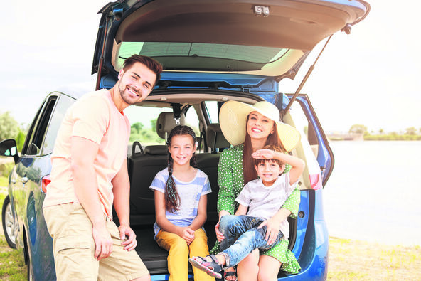 PRAVITE CESCE PAUZU   stock-photo-happy-family-near-car-outdoors-1465280291.jpg