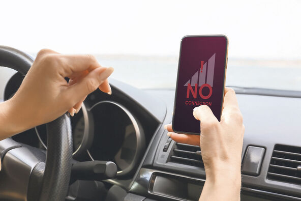 NE KORISTITE MOBILNI U VOZNJI   stock-photo-woman-holding-mobile-phone-with-text-no-connection-on-screen-while-driving-car-2259417665.jpg