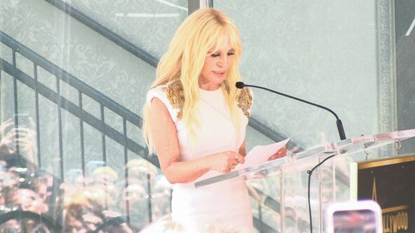 Donatela Versaće u bebi roze haljini