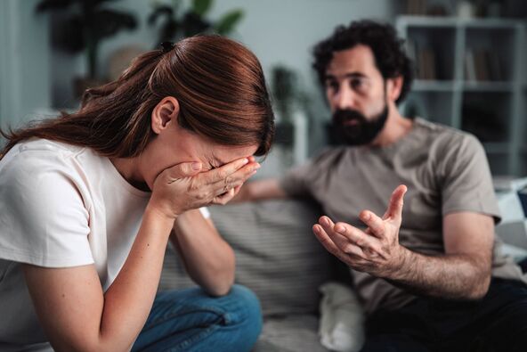 POLJULJANO POVERENJE  stock-photo-woman-covering-her-face-with-hands-crying-during-an-argument-with-her-partner-man-trying-to-talk-2800183585.jpg