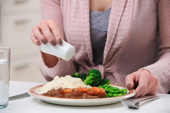 DA SO ALI BEZ PRETERIVANJA   stock-photo-woman-at-home-adding-salt-to-meal-288541178.jpg