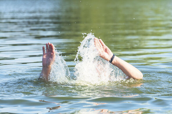 HLADAN SOK MOZE DA NASTUPI ZA PAR MINUTA  stock-photo-hands-of-a-drowning-man-above-water-in-need-of-help-2492487343.jpg