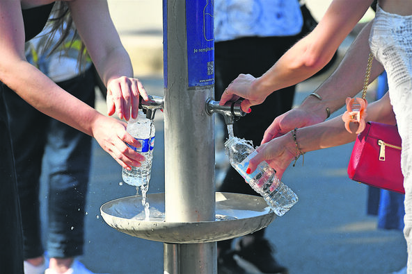 PIJTE VODU TO JE JAKO VAZNO  stock-photo-paris-france-june-people-filling-their-water-bottle-at-a-public-fountain-on-a-street-in-2645730987.jpg