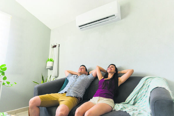 KILMA DA ALI NE NA PRENISKOJ TEMPERATURI    stock-photo-wide-angle-view-of-a-couple-feeling-comfortable-and-cooling-down-indoors-on-a-couch-escaping-the-2793102669.jpg
