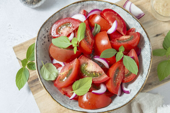 PARADAJZ    stock-photo-fresh-summer-tomato-salad-with-basil-and-onion-2419211033.jpg