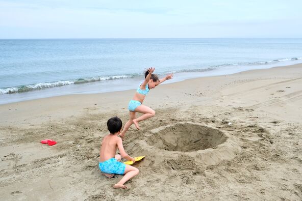 Deca se igraju na plaži u pesku.jpg