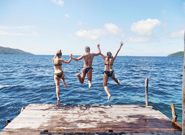 NEMOJTE SKAKATU I HLADNO MORE   stock-photo-let-the-summer-madness-begin-rearview-shot-of-a-group-of-young-women-jumping-off-a-pier-and-into-2145920111.jpg