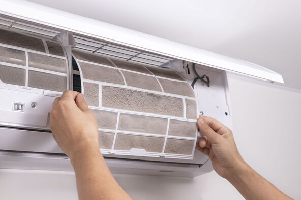 SISTANJE ILI SIKTANJE   stock-photo-man-hand-removing-clogged-air-conditioner-filter-covered-in-dust-and-dirt-concept-of-dirty-indoor-2686812503.jpg