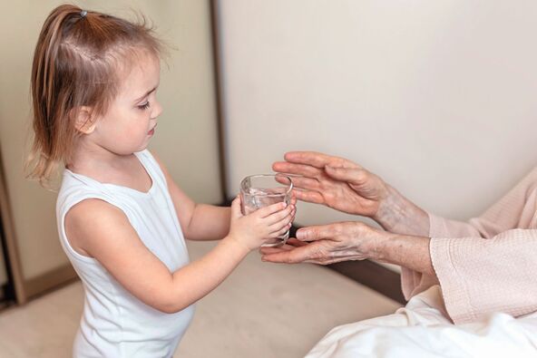 POMOZI DRUGIMA   stock-photo-little-girl-hands-gives-a-glass-of-water-to-an-old-person-grandmother-in-the-bed-at-home-the-2061588947 - Copy.jpg
