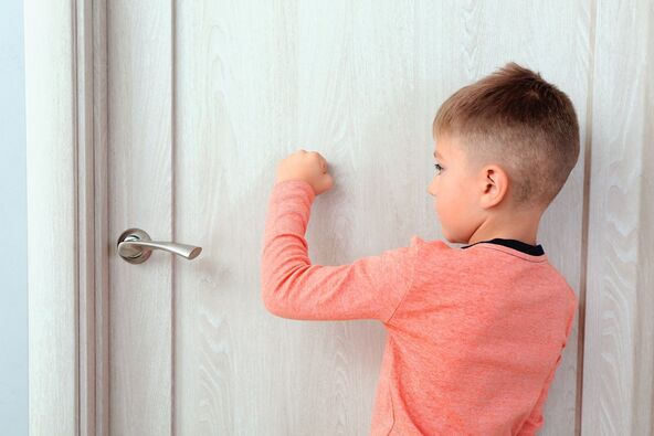 KUCAJ NA VRATA   stock-photo-cute-little-boy-knocking-at-the-door-2072221793 - Copy.jpg