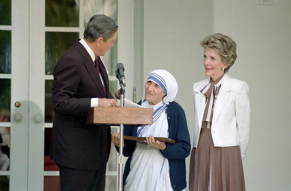 President_Reagan_Presents_Mother_Teresa_with_the_Medal_of_Freedom_at_a_White_House_Ceremony_in_the_Rose_Garden_-_DPLA_-_1321c7b194e7e893127ef14b2f7c565c.jpg