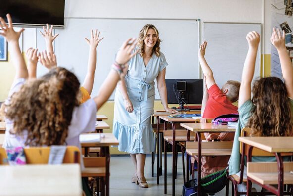 RECITEMU DA UCITELJ RESAVA SVE PROBLEME   stock-photo-schoolchildren-raising-hands-to-answer-teacher-question-during-class-in-classroom-2667964273.jpg
