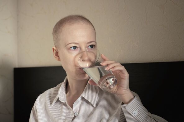 PIJTE DOVOLJNO TECNOSTI  stock-photo-bald-woman-with-cancer-drinks-water-in-bedroom-morning-hydration-ritual-patient-in-remission-2733300197.jpg