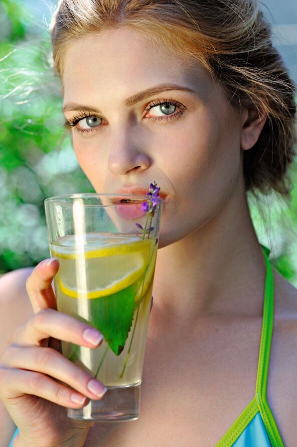 HIDRIRAJTE KOZU I IZNUTRA   stock-photo-portrait-of-young-woman-with-glass-of-fresh-mint-lemonade-1124968946.jpg