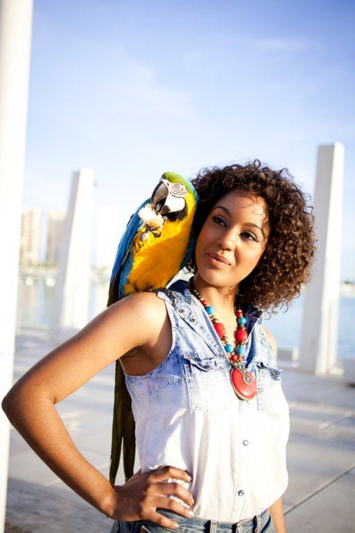 zena-sa-papagajem.jpg