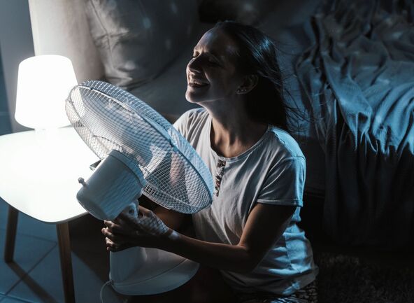 MENOPAUZA   stock-photo-woman-in-her-bedroom-on-a-hot-summer-night-she-is-enjoying-fresh-air-in-front-of-a-fan-2099879746.jpg