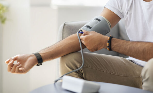 POSTAVLJANJE MANZETNE   stock-photo-closeup-of-unrecognizable-male-patient-using-modern-tonometer-at-home-panorama-with-copy-space-2492441657.jpg