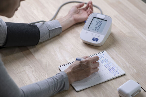 ZAPISUJTE REZULTATE   stock-photo-woman-measures-her-blood-pressure-at-home-and-records-the-readings-in-a-notebook-2626196399.jpg