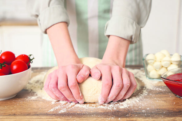 DA SE TESTO NE LEPI ZA RUKE NAMAZITE IH ULJEM ILI PUTEROM   stock-photo-woman-kneading-dough-for-pizza-near-table-in-kitchen-2562956219.jpg