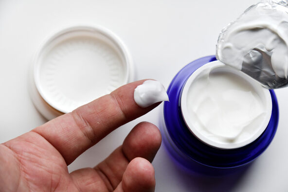 MOGUCI RASADNIK BAKTERIJA  stock-photo-a-jar-of-face-cream-on-a-white-background-night-cream-and-hand-close-up-cosmetology-concept-2185945985.jpg