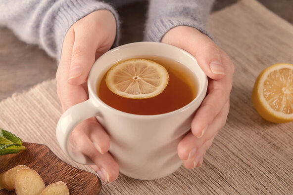 PIJTE DOSTA TECNOSTI   stock-photo-woman-holding-cup-of-hot-lemon-tea-with-ginger-at-table-1054028684.jpg