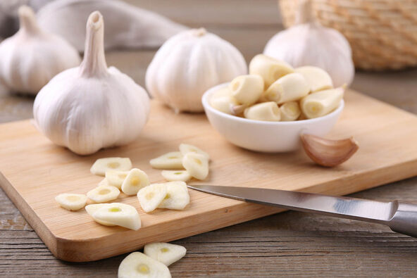 BELI LUK ZA BOLJI IMUNITET   stock-photo-aromatic-cut-garlic-cloves-and-bulbs-on-wooden-table-closeup-2455995235.jpg