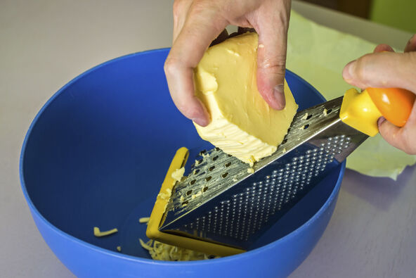RENDANI MASLAC ZA BRZE IMEKSAVANJE  stock-photo-hand-shredded-butter-with-grated-513844039.jpg