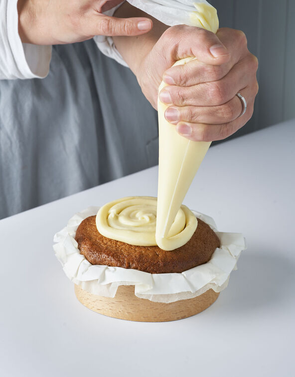 UKRASAVANJE BEZ SPRICA   stock-photo-woman-chef-using-pastry-bag-decorating-freshly-baked-cake-with-cream-close-up-photo-space-for-1988126003.jpg