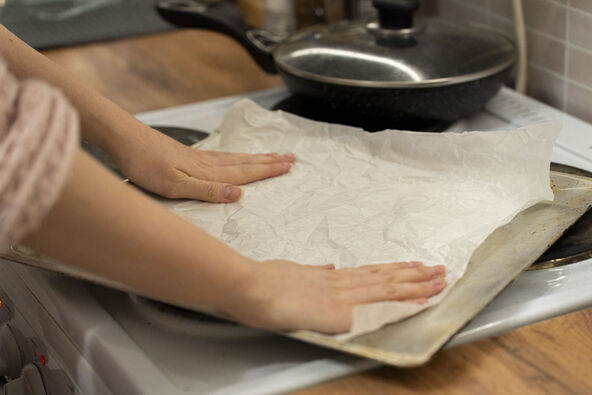 ZGUZVAJTE PAPIR YA PECENJE    stock-photo-close-up-of-two-hands-smoothing-a-damp-sheet-of-parchment-paper-onto-a-metal-baking-tray-with-2758681453.jpg