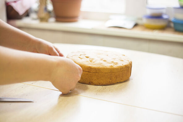 ZUBNI KONAC UMESTO NOZA  stock-photo-sponge-cake-and-threads-cutting-771044392.jpg