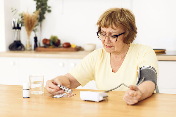 OSOBE S POVISENIM KRVNIM PRITISKOM   stock-photo-senior-woman-with-hypertension-measuring-blood-pressure-herself-at-home-sad-elderly-lady-measure-2515002117.jpg