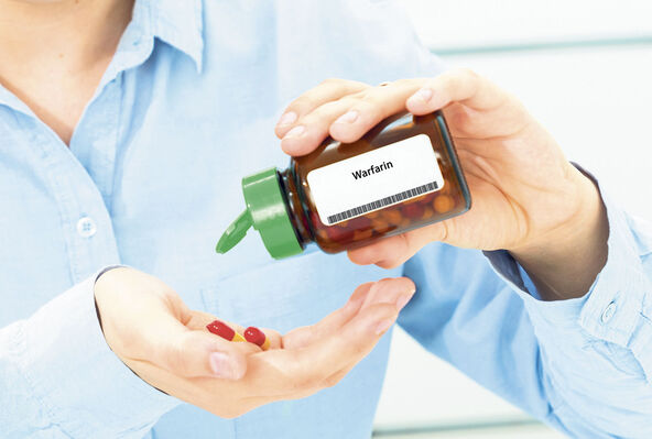 OSOBE KOJE UZIMAJU LEK FARIN   stock-photo-warfarin-woman-hand-holding-on-open-palm-with-pill-tablets-medicine-for-healing-2242320411.jpg