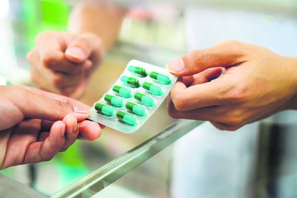 MOGU LI PRIJATELJI DATI ANTIBIOTIK    stock-photo-image-of-a-pharmacist-dispensing-antibiotic-medication-to-a-patient-at-a-pharmacy-counter-thailand-2560363851.jpg