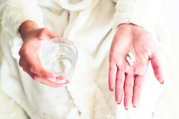 GLOSA  stock-photo-woman-holding-a-glass-of-water-and-pills-detail-493707988.jpg