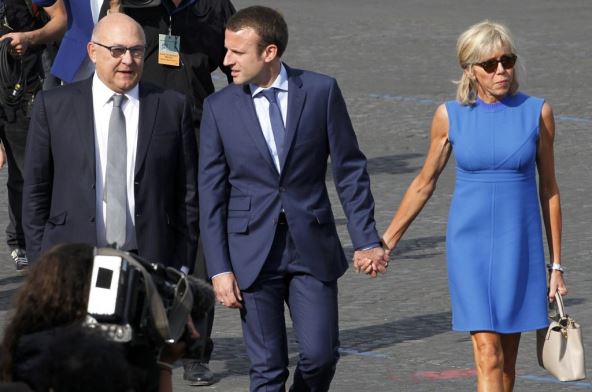 emanuel-makron-sa-suprugom.jpg