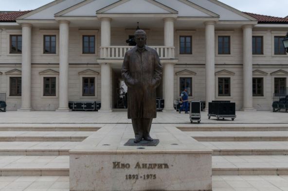 spomenik-ivi-andricu-u-visegradu.jpg