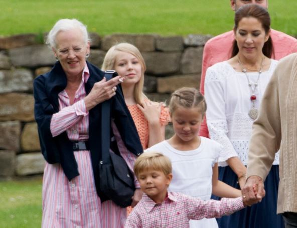 danska-kraljica-margareta-sa-porodicom.jpg